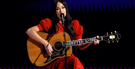 kacey musgraves naked|“Oh, To Be That Mud” – Fans React To Kacey Musgraves Baring。